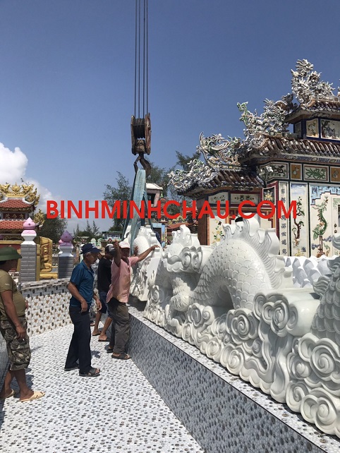 Bình điêu khắc