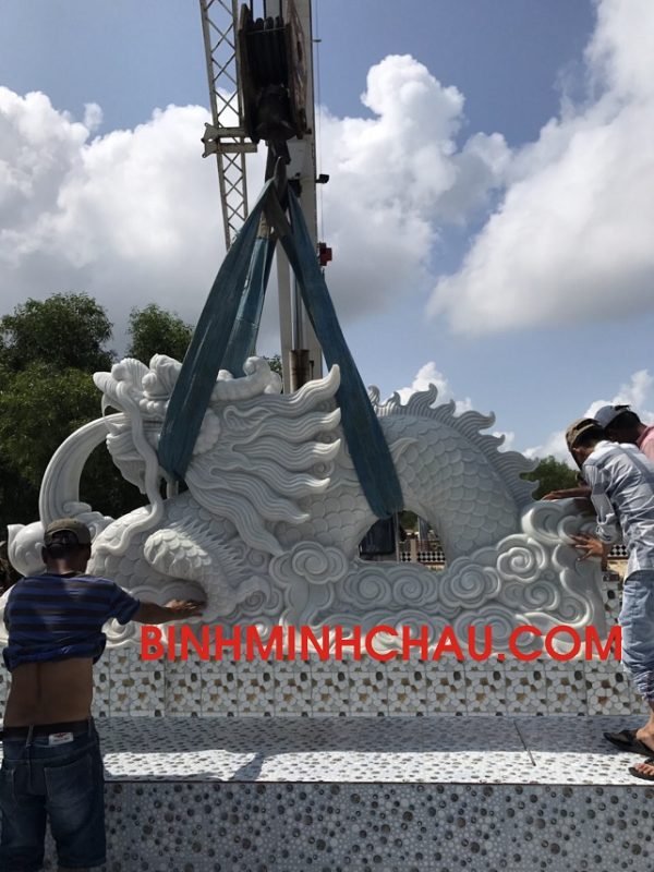 Bình điêu khắc