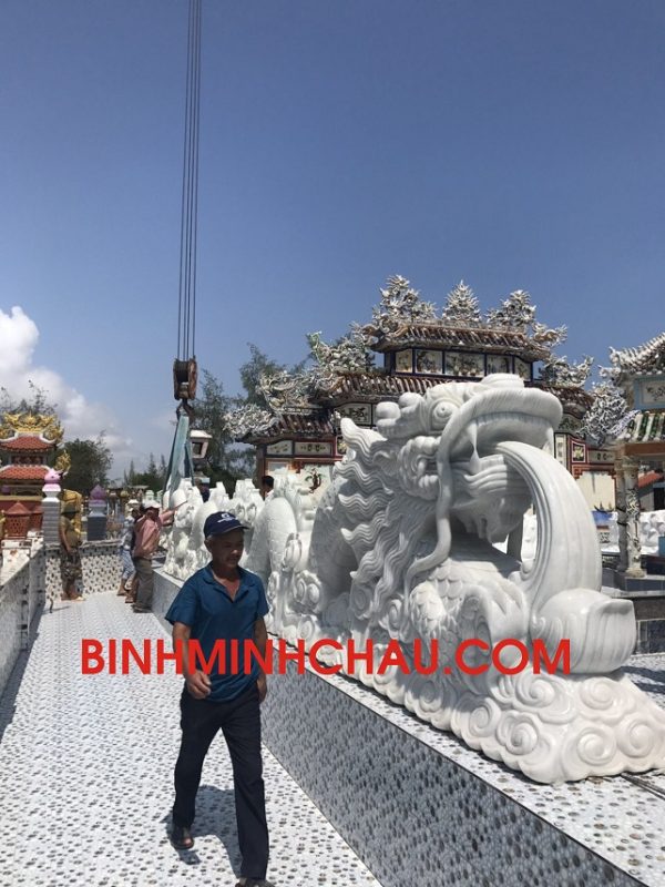 Bình điêu khắc