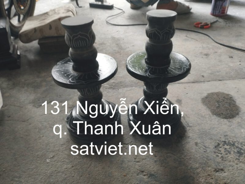 Chân đèn nến bằng đá