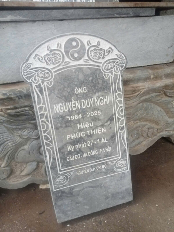Khắc bia đá tự nhiên