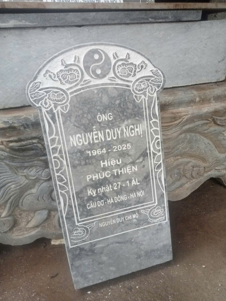 Khắc bia đá tự nhiên