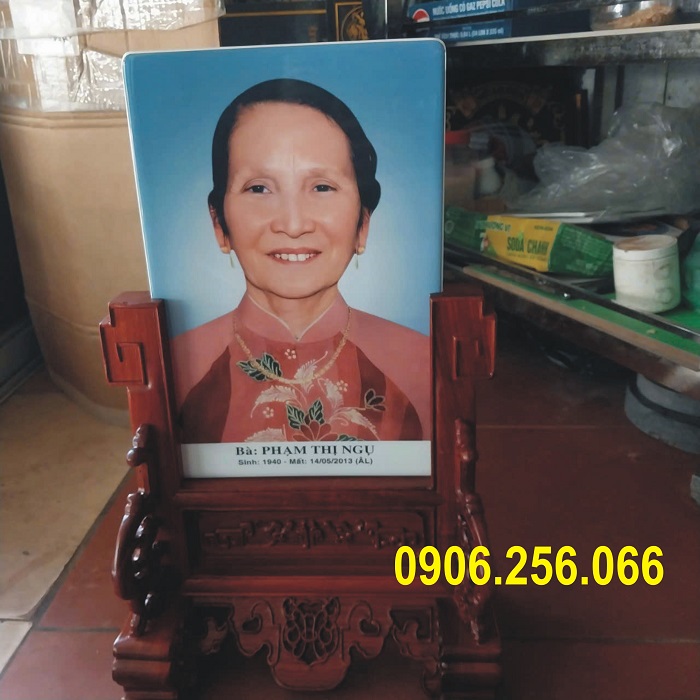 Khung ảnh chân đế gỗ hương đá đục thủ công