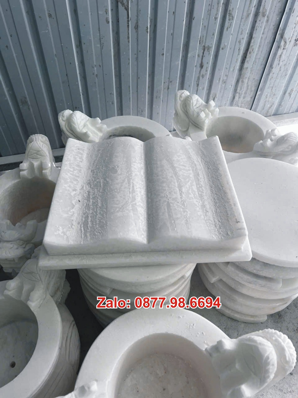 Quyển sách để trên mộ công giáo bằng đá