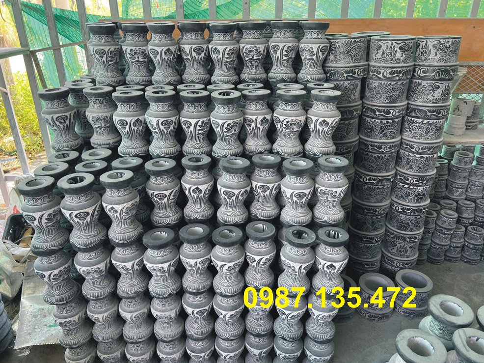 Bình hoa đá xanh rêu chạm sen