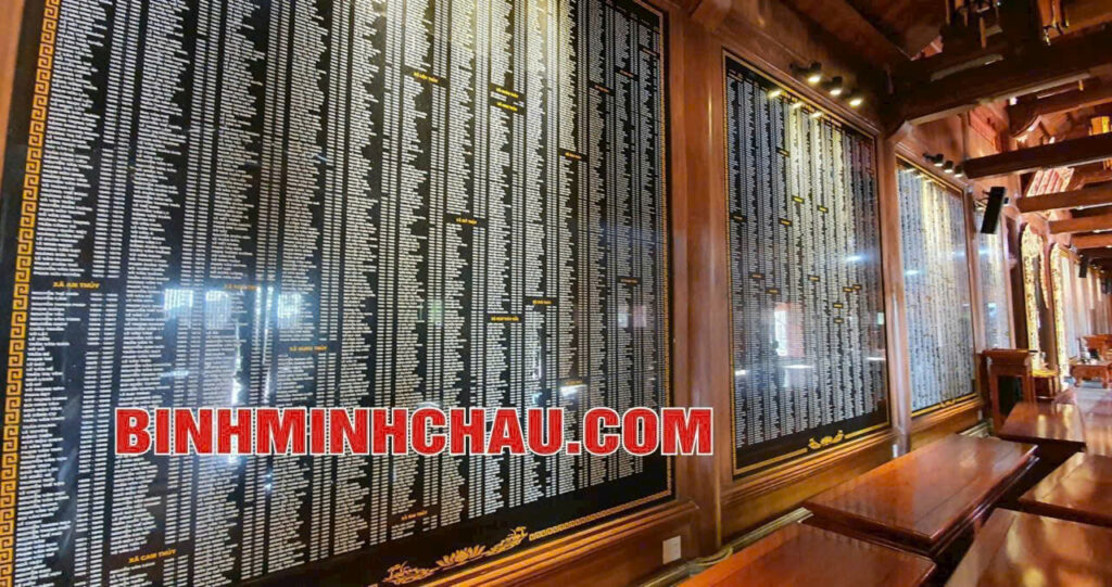 Khắc bia công đức xây dựng đình đền trên đá granite