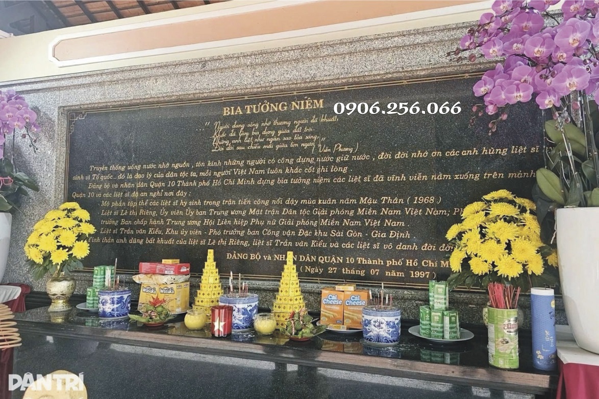 Biển bia tưởng niệm