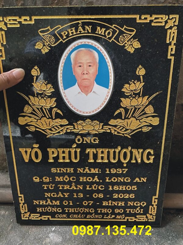 Khắc bia mộ đá